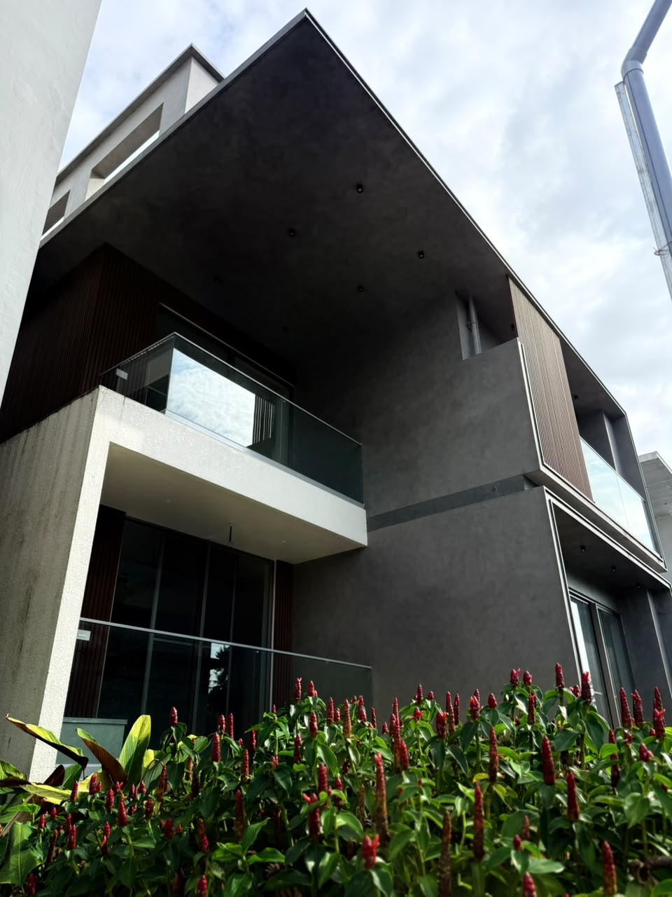 Modern Waterfront Luxury Villas in Kochi: Experience Serenity & Elegance
